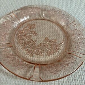 Vin Pink depression glass plate with Floral Design measures 6”